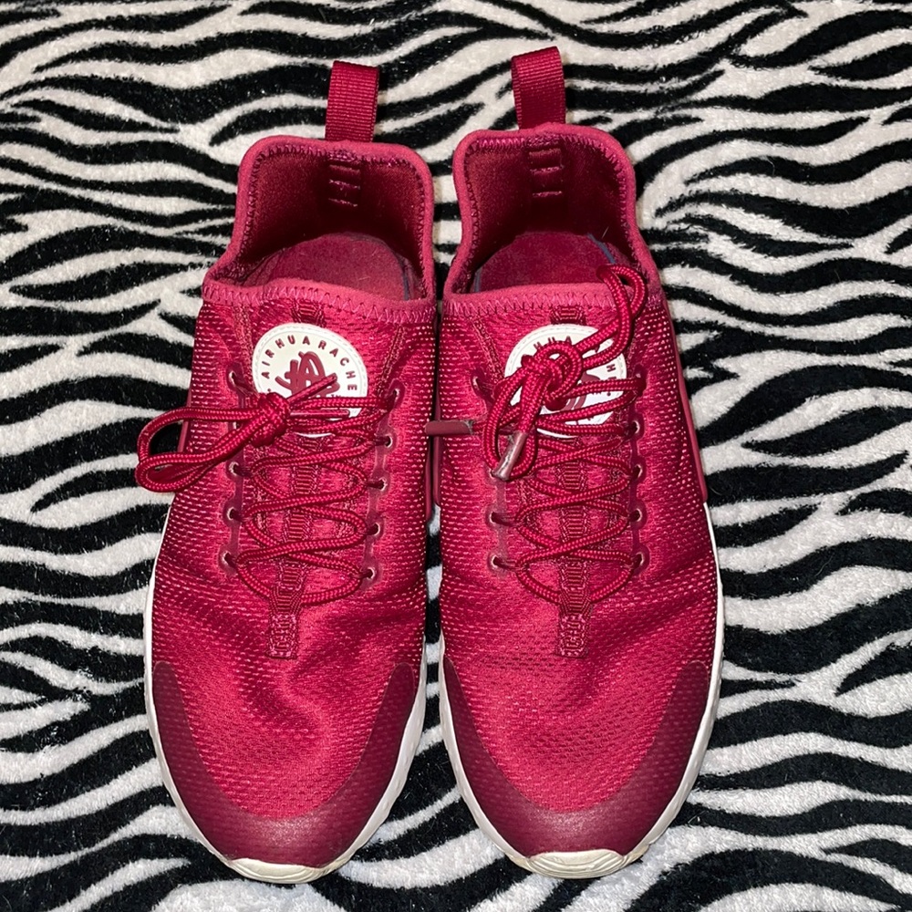 Nike huaraches run ultra women. Maroon/ burgundy